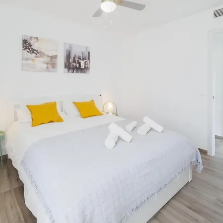 Cubo's Miraflores Del Palo Urban Apartment